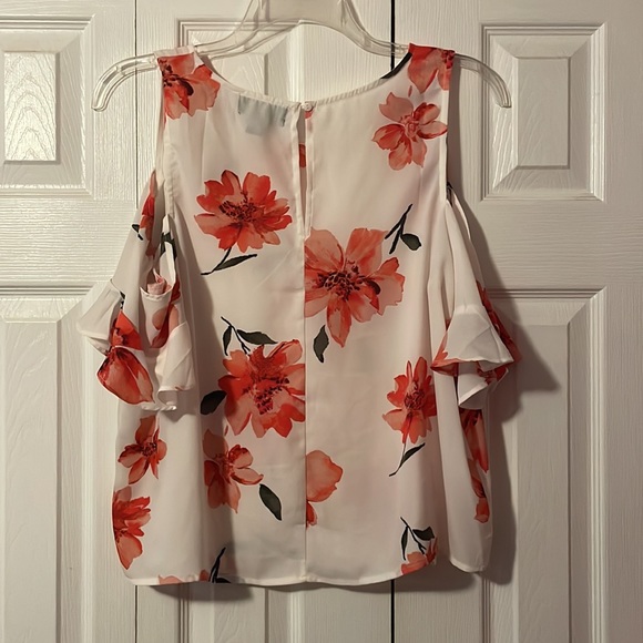 White Flowy Floral Open Shouldered Top - Picture 5 of 5